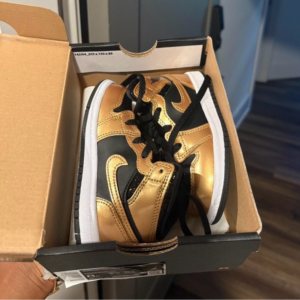 Black and gold Jordan 1 Mid SE trainers